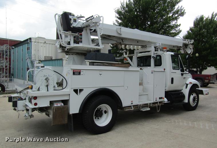 image for item DD8563 2004 International 4300 digger derrick truck