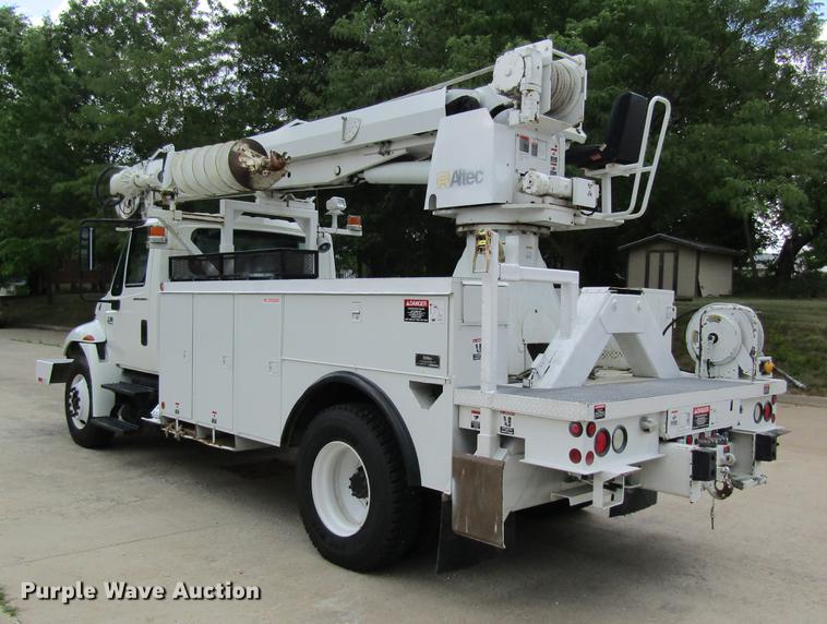 image for item DD8563 2004 International 4300 digger derrick truck