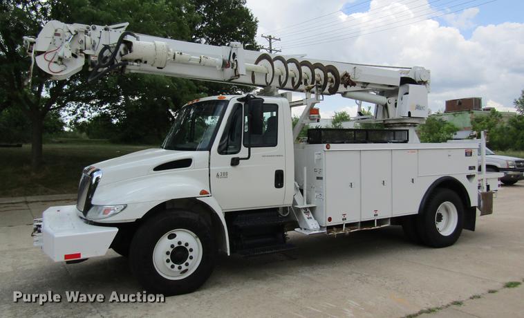 image for item DD8563 2004 International 4300 digger derrick truck