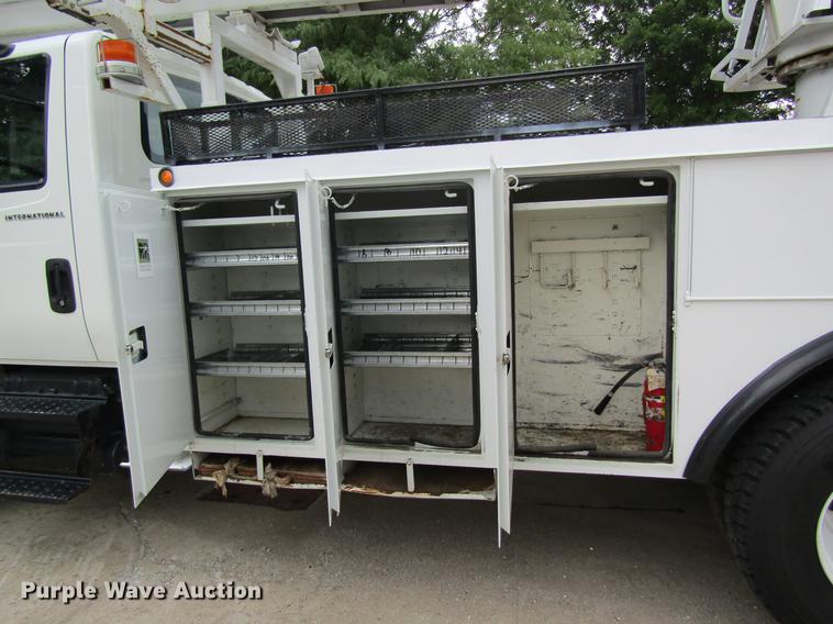 image for item DD8563 2004 International 4300 digger derrick truck