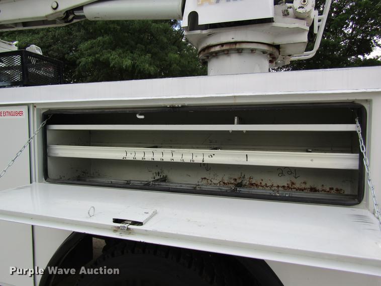 image for item DD8563 2004 International 4300 digger derrick truck