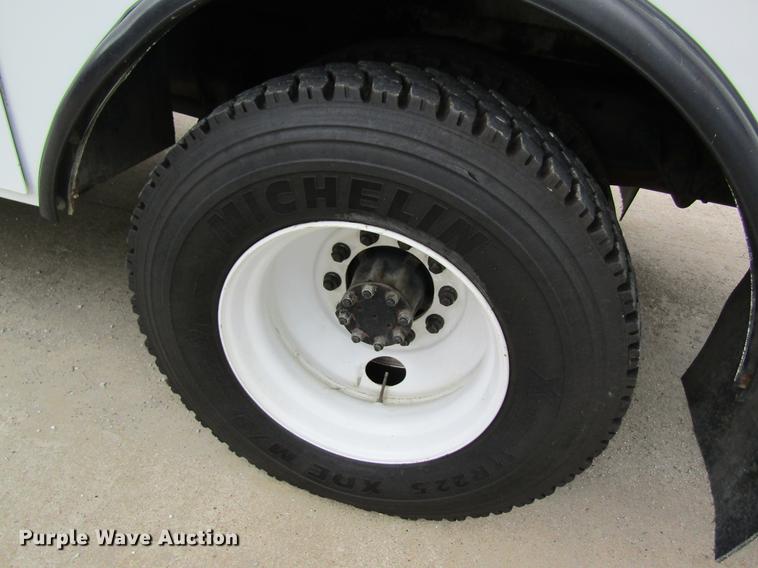 image for item DD8563 2004 International 4300 digger derrick truck