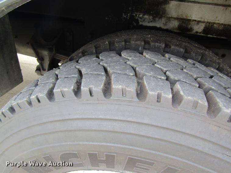 image for item DD8563 2004 International 4300 digger derrick truck