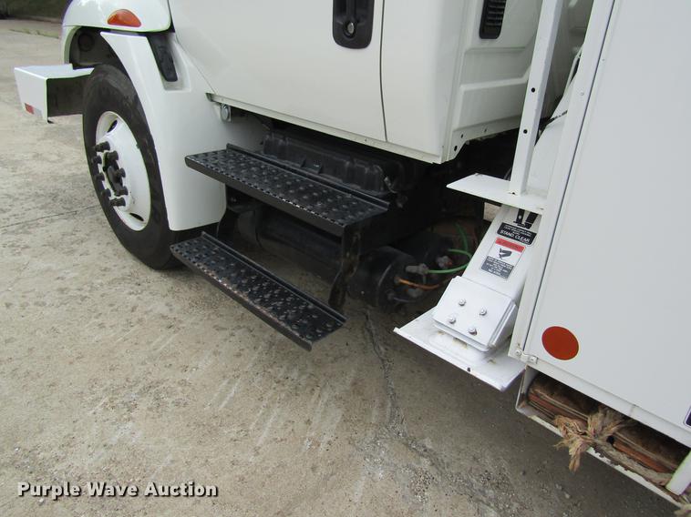 image for item DD8563 2004 International 4300 digger derrick truck