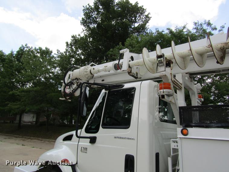 image for item DD8563 2004 International 4300 digger derrick truck