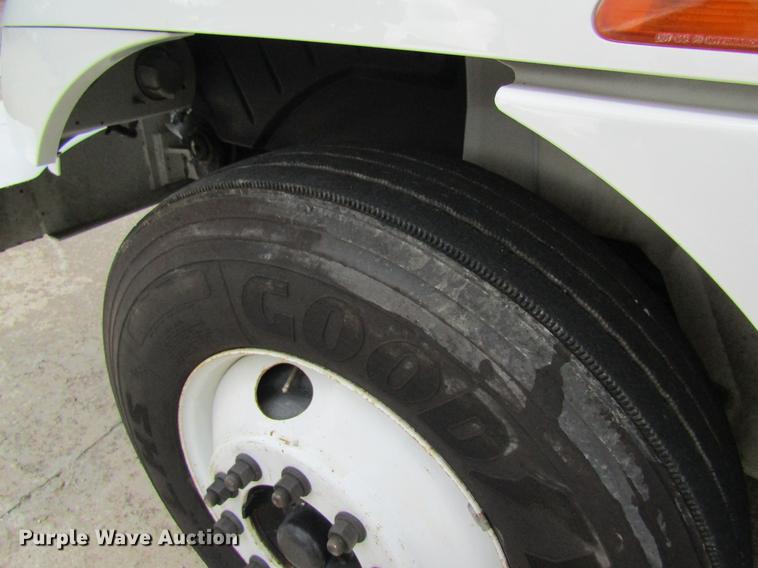 image for item DD8563 2004 International 4300 digger derrick truck