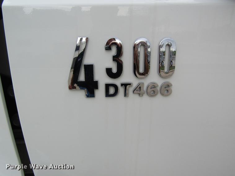 image for item DD8563 2004 International 4300 digger derrick truck