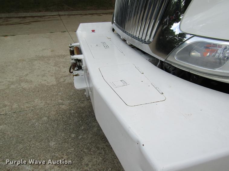 image for item DD8563 2004 International 4300 digger derrick truck