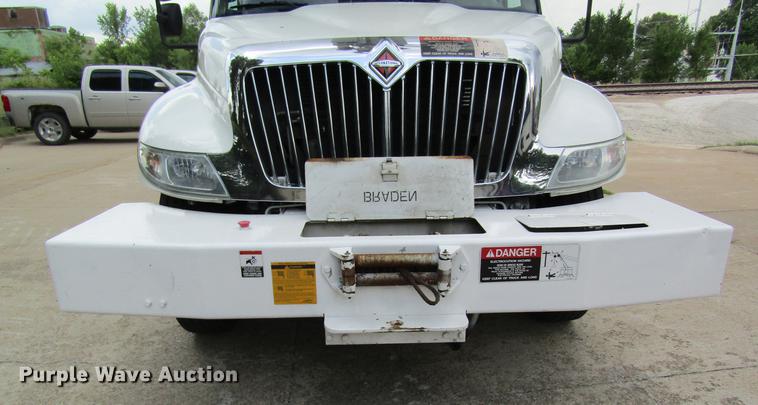 image for item DD8563 2004 International 4300 digger derrick truck