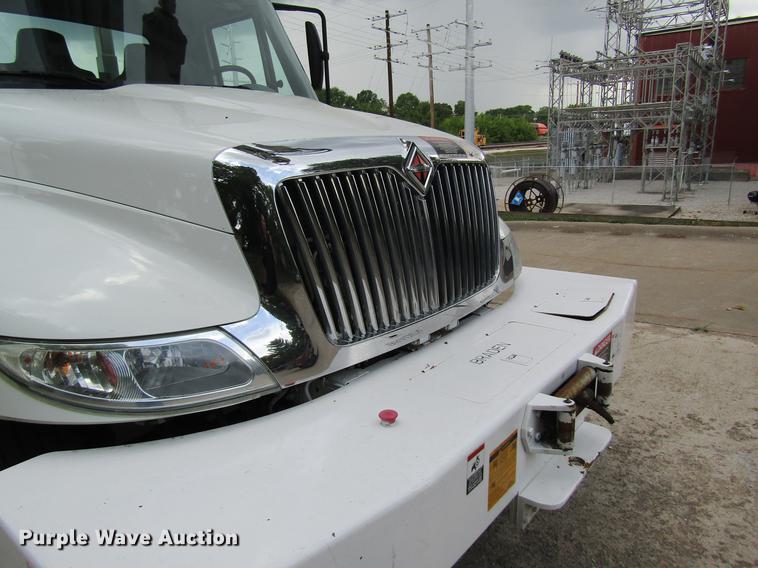 image for item DD8563 2004 International 4300 digger derrick truck