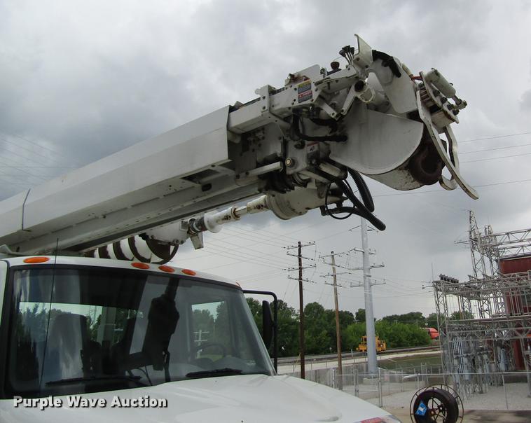 image for item DD8563 2004 International 4300 digger derrick truck