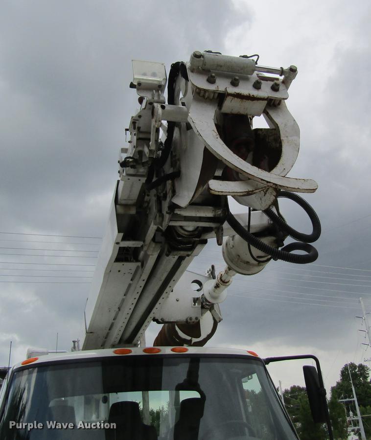 image for item DD8563 2004 International 4300 digger derrick truck