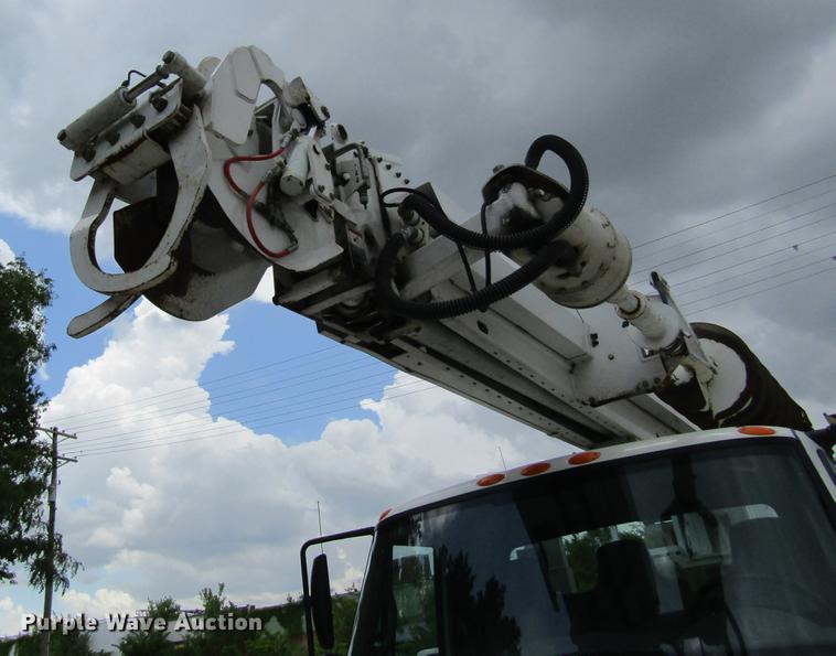 image for item DD8563 2004 International 4300 digger derrick truck