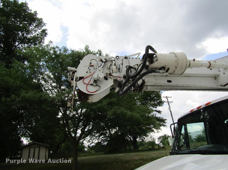 image for item DD8563 2004 International 4300 digger derrick truck