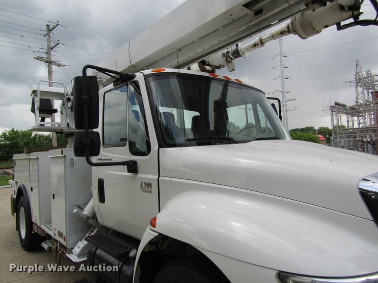 image for item DD8563 2004 International 4300 digger derrick truck