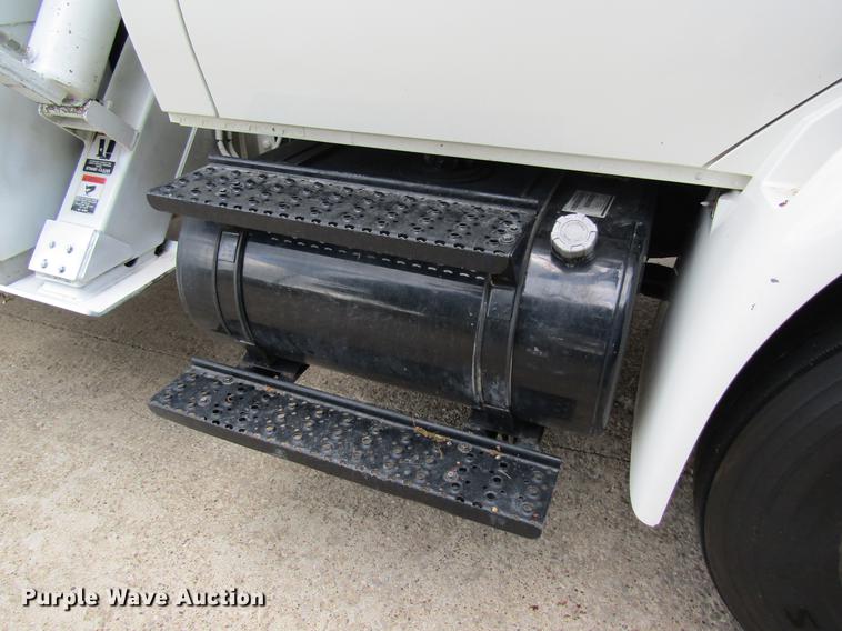 image for item DD8563 2004 International 4300 digger derrick truck