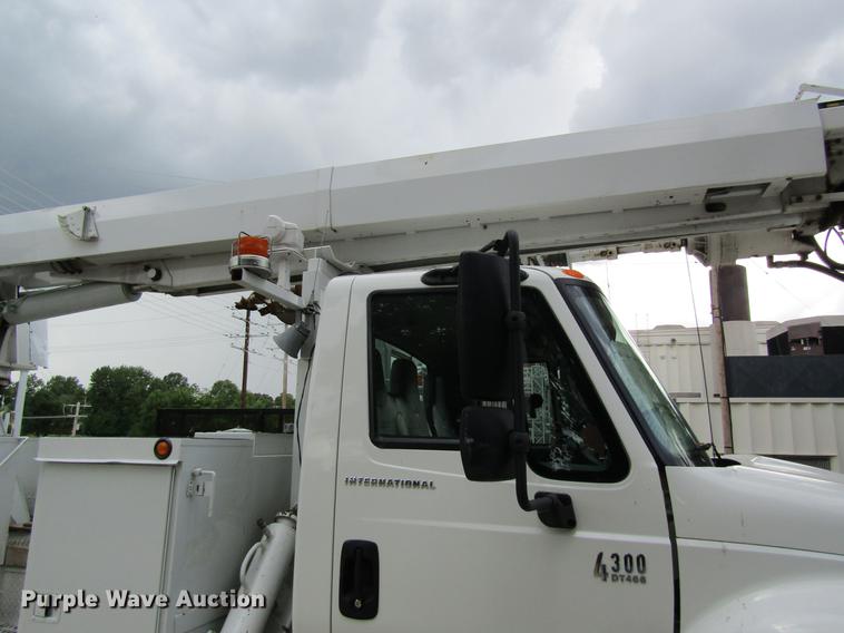 image for item DD8563 2004 International 4300 digger derrick truck