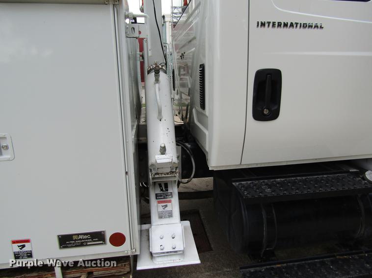 image for item DD8563 2004 International 4300 digger derrick truck