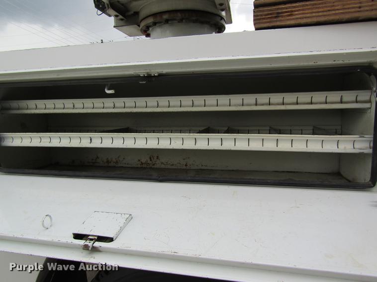 image for item DD8563 2004 International 4300 digger derrick truck