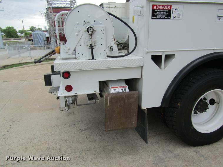 image for item DD8563 2004 International 4300 digger derrick truck