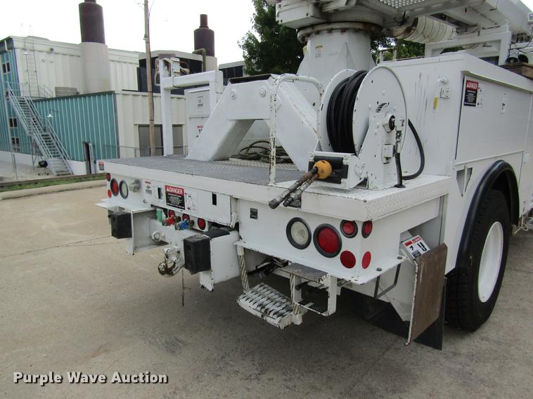 image for item DD8563 2004 International 4300 digger derrick truck