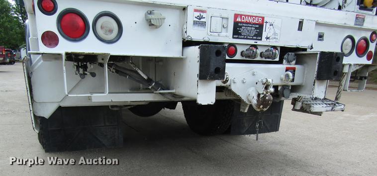 image for item DD8563 2004 International 4300 digger derrick truck