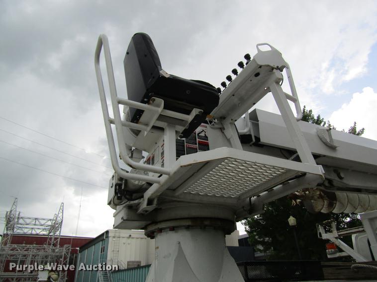 image for item DD8563 2004 International 4300 digger derrick truck