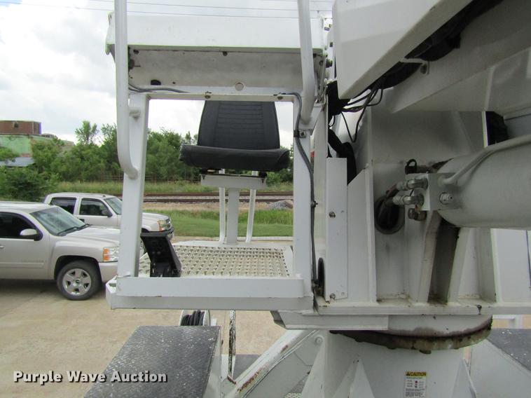 image for item DD8563 2004 International 4300 digger derrick truck