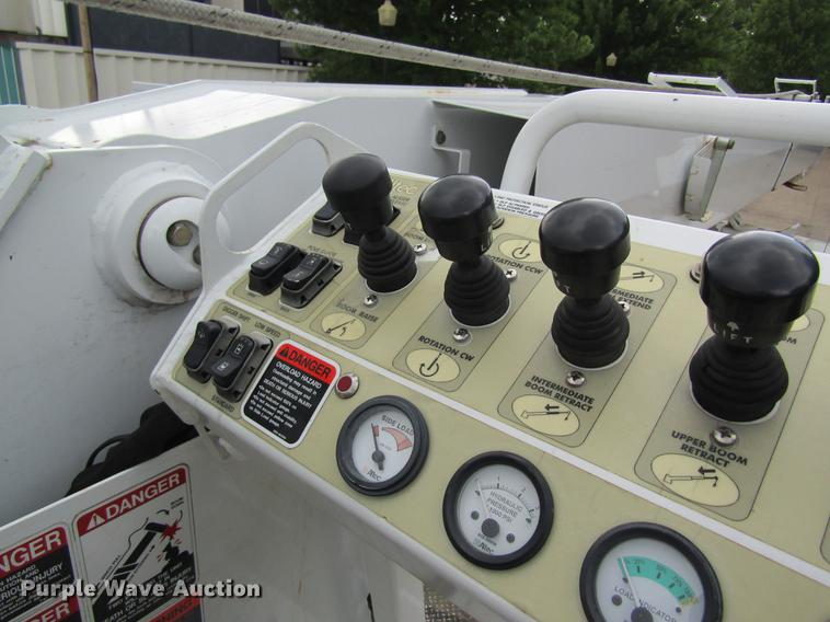 image for item DD8563 2004 International 4300 digger derrick truck