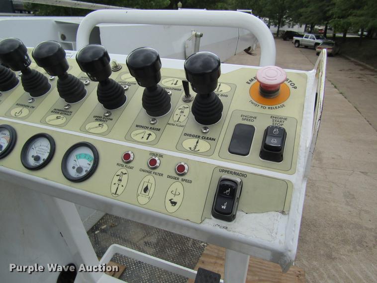 image for item DD8563 2004 International 4300 digger derrick truck