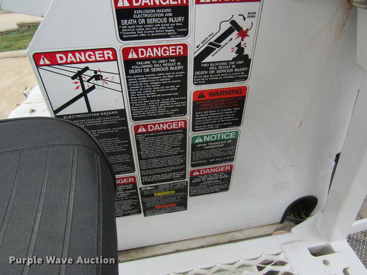 image for item DD8563 2004 International 4300 digger derrick truck