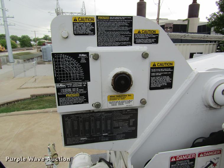 image for item DD8563 2004 International 4300 digger derrick truck