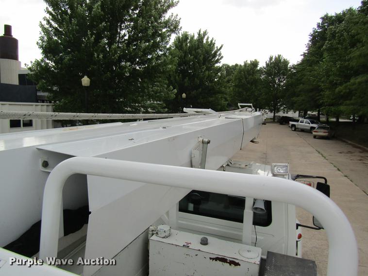 image for item DD8563 2004 International 4300 digger derrick truck