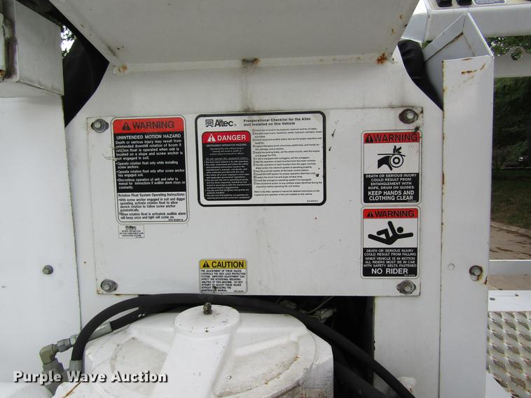 image for item DD8563 2004 International 4300 digger derrick truck