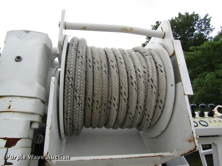 image for item DD8563 2004 International 4300 digger derrick truck