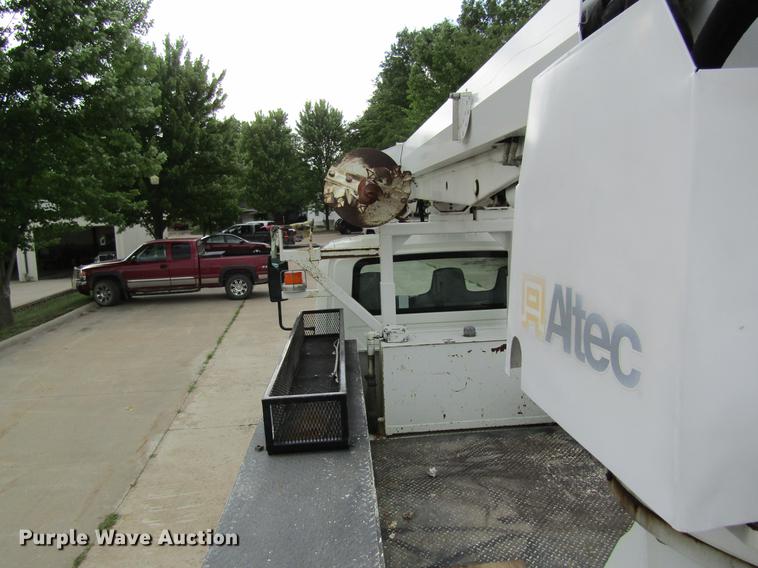 image for item DD8563 2004 International 4300 digger derrick truck