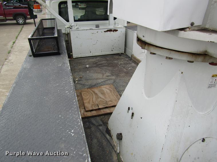 image for item DD8563 2004 International 4300 digger derrick truck