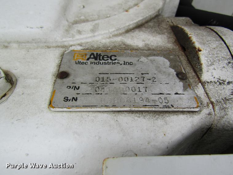 image for item DD8563 2004 International 4300 digger derrick truck