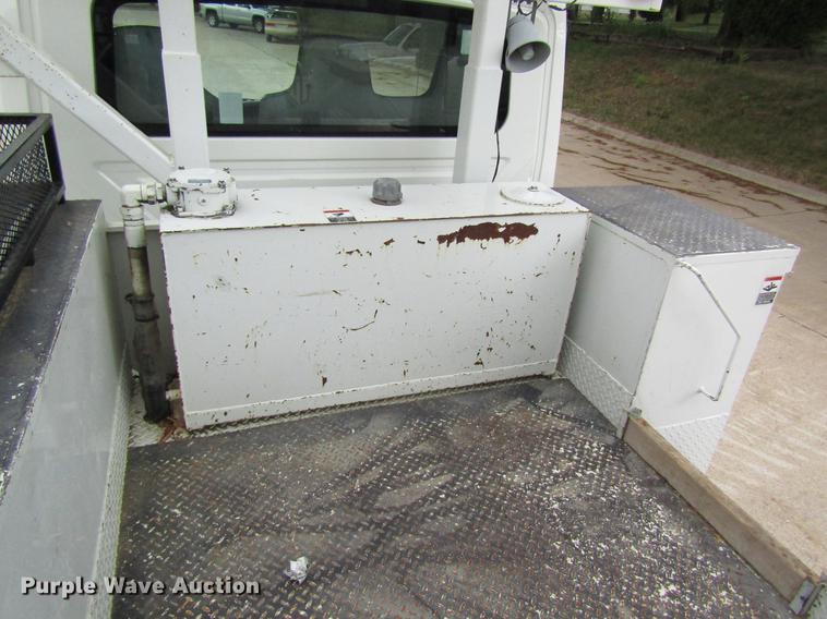 image for item DD8563 2004 International 4300 digger derrick truck