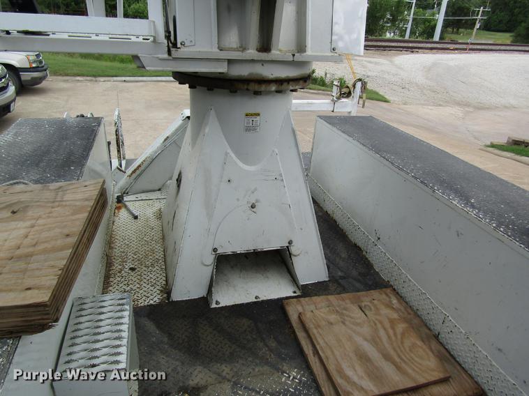 image for item DD8563 2004 International 4300 digger derrick truck