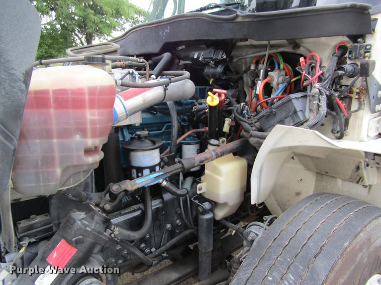 image for item DD8563 2004 International 4300 digger derrick truck