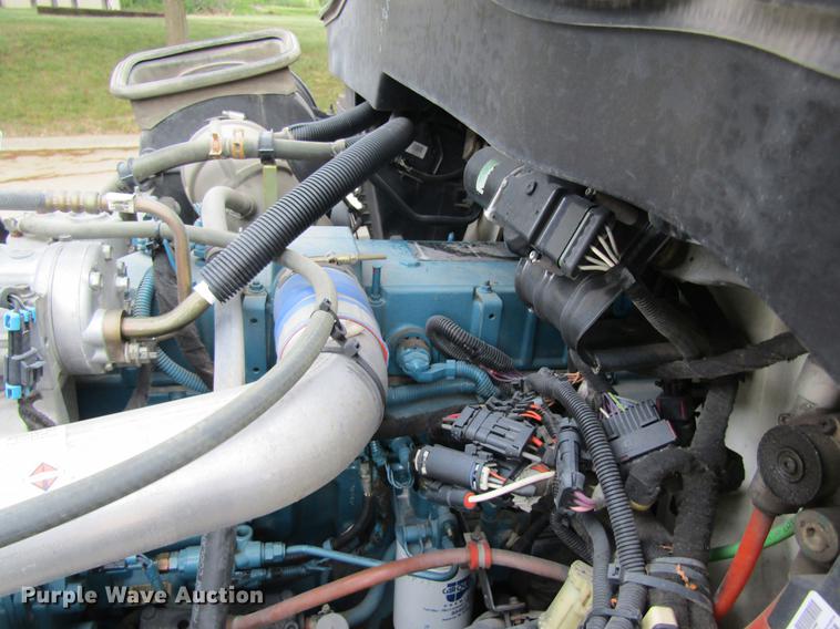 image for item DD8563 2004 International 4300 digger derrick truck