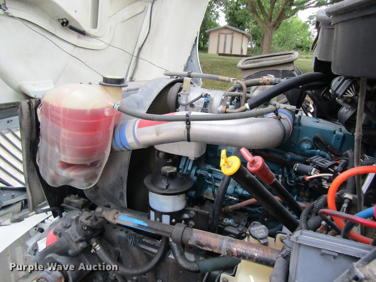 image for item DD8563 2004 International 4300 digger derrick truck