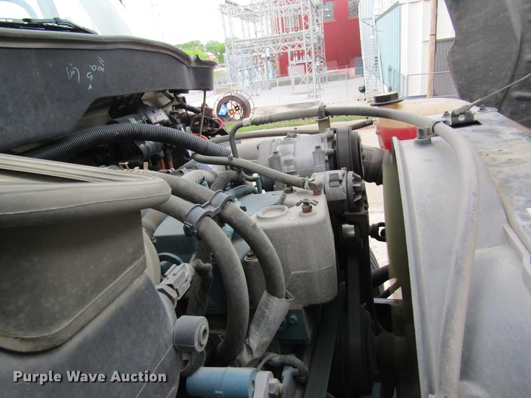 image for item DD8563 2004 International 4300 digger derrick truck