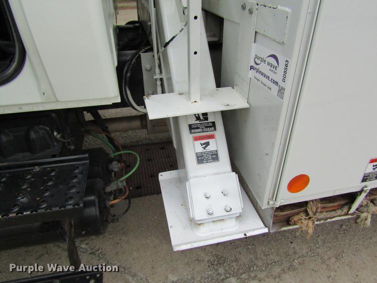 image for item DD8563 2004 International 4300 digger derrick truck