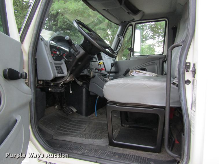 image for item DD8563 2004 International 4300 digger derrick truck