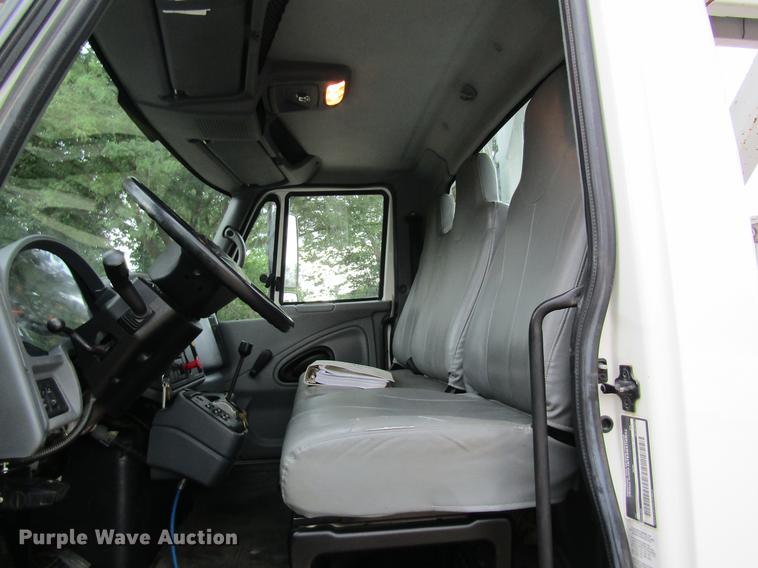 image for item DD8563 2004 International 4300 digger derrick truck