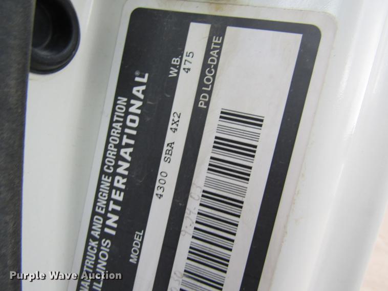 image for item DD8563 2004 International 4300 digger derrick truck