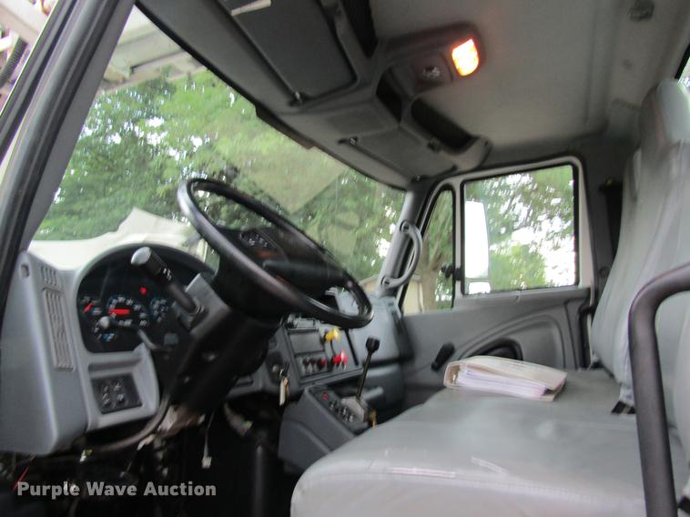 image for item DD8563 2004 International 4300 digger derrick truck