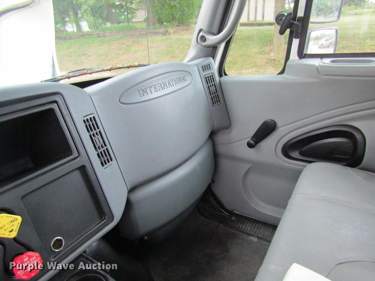 image for item DD8563 2004 International 4300 digger derrick truck